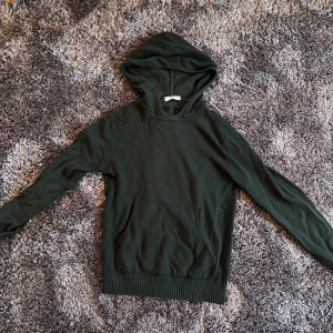 Hoodie  - Snygg stickad hoodie från MANGO i jättebra skick. Liknar känslan av en Kashmir hoodie. Skriv vid frågor!