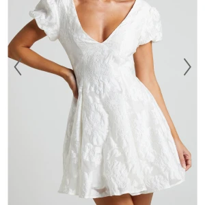 Intressekoll!! Blommig klänning från showpo!! - Intressekoll!! Har en så söt klänning från showpo som jag tänkte ha på studenten men har hittat en annan jag vill ha nu! Den är öppen i ryggen och har blommor på tygen, helt ny med prislapp kvar!nypris 1100+frakt och tull🤍