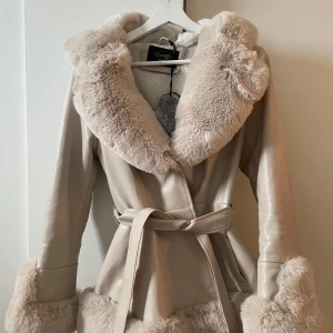 Fuskpäls fluffy jacka - Oanvänd. Storlek S. Säljs pga den är lite för liten nu. Från Butik Chelsea i Göteborg. Lapp finns kvar.