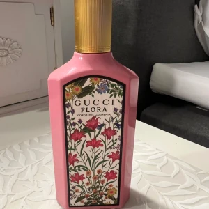 Gucci Flora Gorgeous Gardenia Parfym - Säljer min Gucci flora då den inte kommit till användning och då de är en väldigt blommig doft för min smak, men jätte god till en person som gillar de blommiga o fräscha🩷🌸