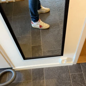 Golden goose ballstar  - Säljer ett par golden goose ballstar från sicuro fashion. Skicket är inte jätte bra dem är ett används men har fortfarande lite kvar att ge. Jag säljer dem lite dyrare då jag har äktahets bevis eftersom att det finns orroligt mycket fakes. Skriv vid frågor eller liknande😀