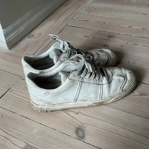 Valentino flycrew - Vita valentino rockrunner med box, såklart äkta. Priset är inte hugget i sten så ni är välkomna att skriva till mig om pris eller om ni har andra frågor!