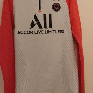 Grå och röd långärmad fotbollströja från Jordan - De går att köpa separat och båda samtidigt men storlek på byxorna är M båda är helt nya inte använd 