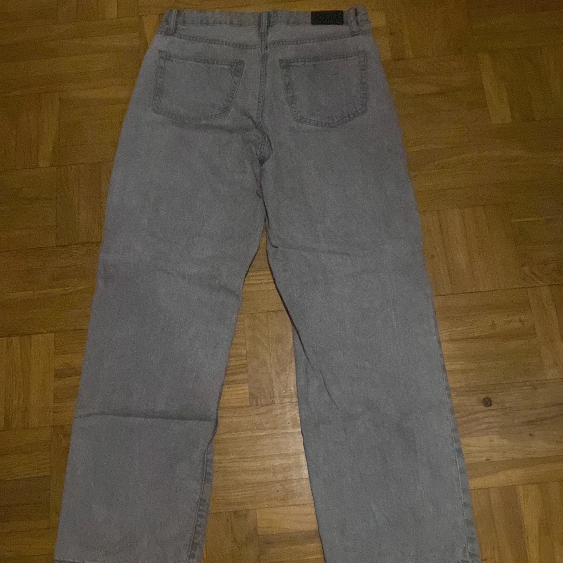 Grå jeans från Ginatricot - 1