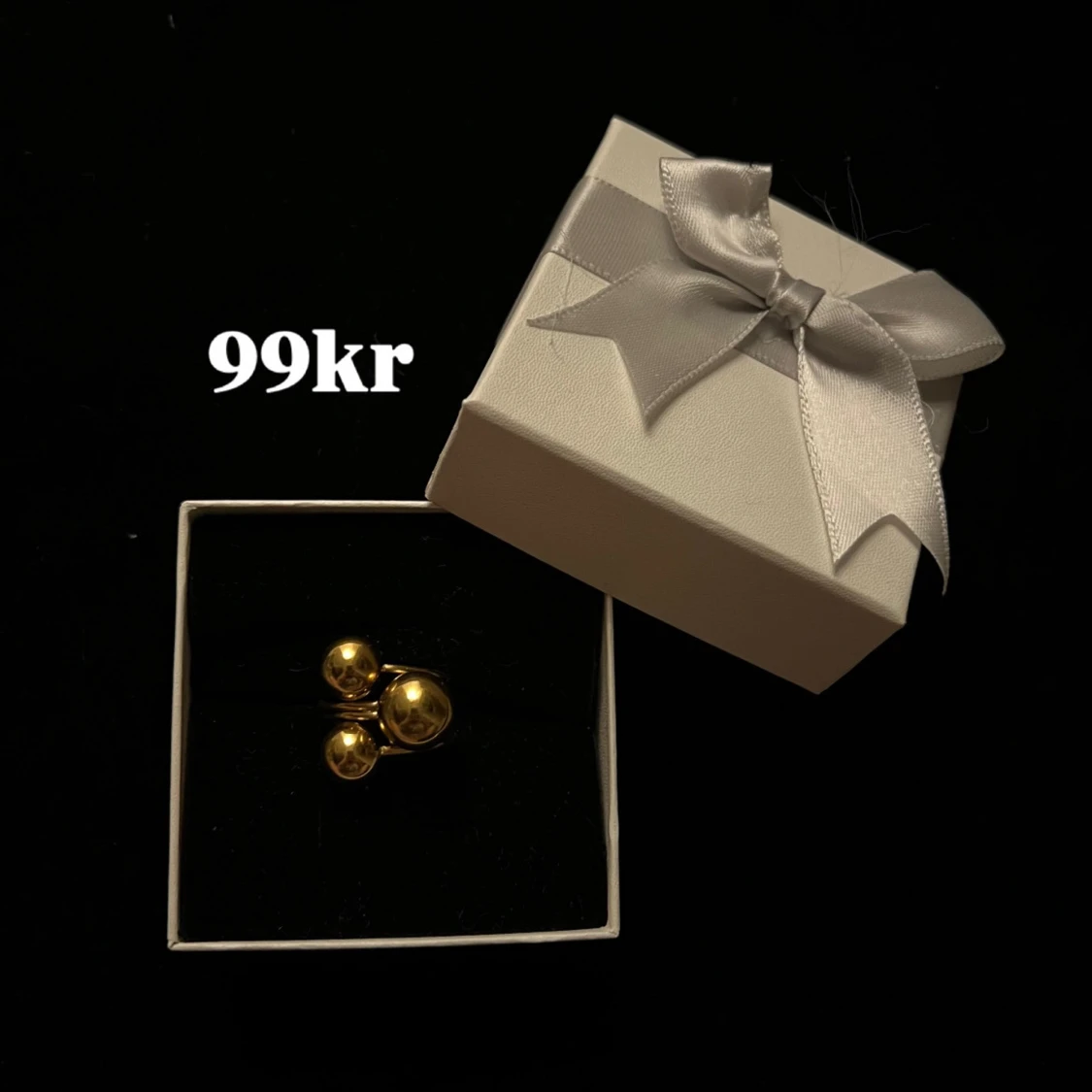 Guldig ring med kulor 