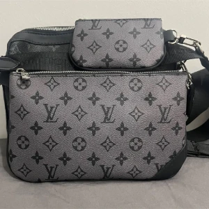 Lv väska - Nu säljer jag min feta lv väska, perfekt för dig som vill maxa din stil för sommaren! Pris kan diskuteras, skriv vid frågor!