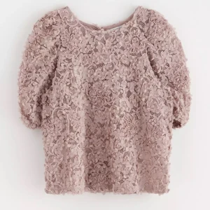 Rosa spetsblus - Säljer en romantisk rosa spetsblus med korta ärmar. Blusen har ett vackert blommönster och en luftig passform, perfekt för vår och sommar. Den är både elegant och bekväm. Använd endast en gång 💗