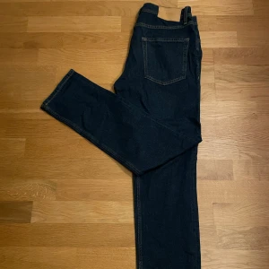Mörkblå jeansbyxor - Snygga mörkblå jeansbyxor med klassisk design. De har en rak passform och är perfekta för en avslappnad stil. Byxorna har fickor både fram och bak, vilket ger en praktisk touch. Pris kan diskuteras vid snabb och smidig affär‼️