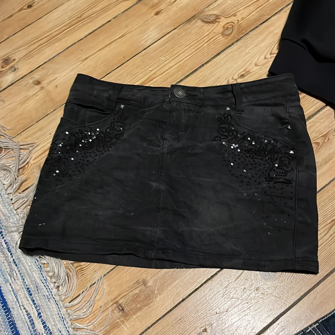 Svart minikjol med paljetter