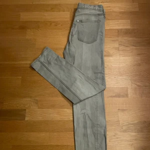 Grå jeansbyxor - Snygga grå jeansbyxor med en klassisk femficksdesign. Byxorna har en rak passform och är perfekta för en avslappnad stil. De är tillverkade i ett slitstarkt material som ger en bekväm känsla hela dagen. Pris kan diskuteras vid snabb och smidig affär‼️