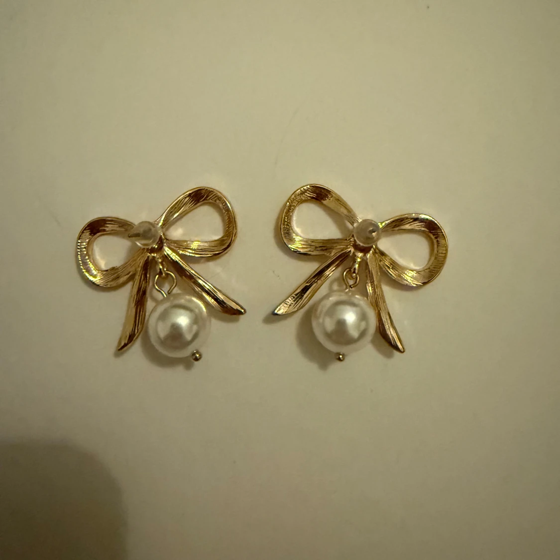 Guldörhängen med rosett och pärla - 1