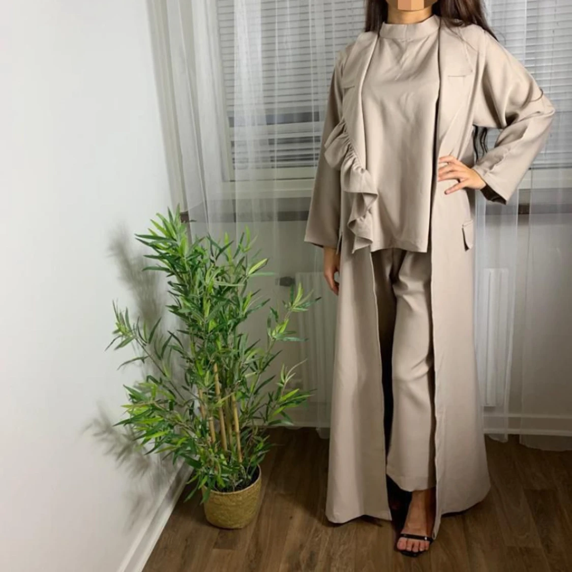 Beige set med lång kappa och slöja 