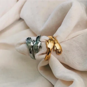 Hugging ring - Ringar som ”kramar” fingret. Kommer i båda guld och silver. Aldrig använda och är båda justerbara🩷