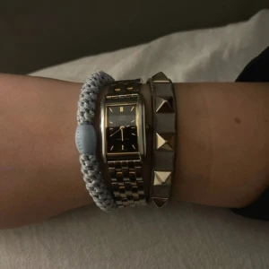 Grått valentino armband - Snyggt grått armband från Valentino. Armbandet är i använt skick men funkar fortfarande bra🥰