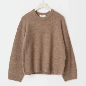 Brun beige stickad tröja  - Mysig stickad tröja från Gina Tricot med rund hals och långa ärmar. Perfekt för kyliga dagar med sin mjuka och bekväma passform. Lite nopprig men ingen man lägger märke till