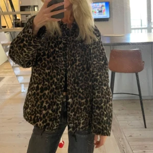 Leopardmönstrad jacka från Weekday.  - Säljer en cool leopardmönstrad jacka från Weekday i storlek XS/S. Rätt oversized i storleken så passar även M. 