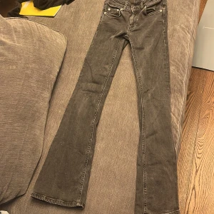 Grå bootcut jeans från 157 - Snygga grå bootcut jeans från 157 i storlek XXS. De har en låg midja och klassisk femficksdesign. Perfekta för en avslappnad stil med en touch av retro.