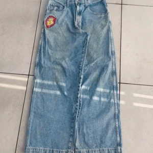 Jnco Jester vintage jeans - Vintage Jnco jeans, Ljusblåa wide fit i bra skick. Y2k retro vibe med broderad logotyp på framsidan och en etikett på baksidan. Lite heelbite men arnnar väldigt bra skick. Mått 109cm i längd, 43cm midja och 29cm benöppning