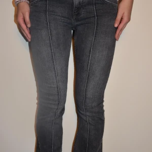 Lowaist Bootcut jeans  - Säljer dom här jätte fina jeansen då dom tyvärr är förkorta på mig. Innebredslängd: 77cm. Över midja: 36cm. Modellen är 175 och är på gränsen till förkortta 🩵