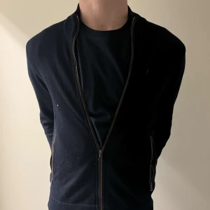 Paul & Shark zip - Grymt fet zip från paul & shark, nypris ligger på cirka 4500. Storlek S, inga defekter alls. Hör av er vid minsta lilla.