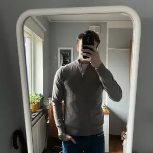 Schysst halfzip från Stenströms. 100 % merinoull från zegna baruffa. Bra skick förutom några lagade hål som finns på dem sista bilderna. Storlek M men passar också S. Hör av vid frågor eller prisförslag!