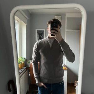 Halfzip från Stenströms - Schysst halfzip från Stenströms. 100 % merinoull från zegna baruffa. Bra skick förutom några lagade hål som finns på dem sista bilderna. Storlek M men passar också S. Hör av vid frågor eller prisförslag!