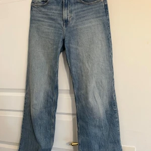 Wide high jeans  - Wide high jeans från HM. Smal passform från midja till lår och rak passform från lår till benslut.