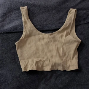 Beige ribbad linnetopp - En beige ribbad sommartopp med bredaxlade band