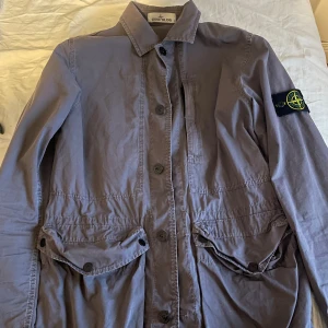 Stone island jacka - Stone island jacka perfekt till sommaren. Storlek M men passar bra på mig som är 185cm.  Skick 9/10, väldigt fin.  