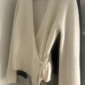 Vit omlottkofta - Säljer en superfin omlottkofta från Gina tricot som är helt slutsåld!💕💕 storlek L men skulle säga att den passar s-l 