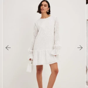 Vit klänning från NAKD - !Aldrig använd, prislapp sitter kvar! Superfin från NAKD i storlek 36, perfekt till studenten!