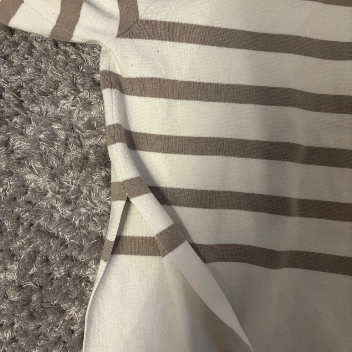 Vit och beige randig polotröja - 2