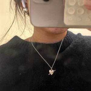 Maria nilsdotter halsband - Såå nice halsband från maria nilsdotter 40cm. Nypris 2800kr