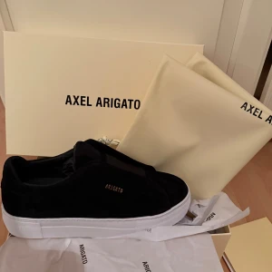 Svarta sneakers från Axel Arigato - Helt nya sneakers från Axel Arigato i storlek 37.