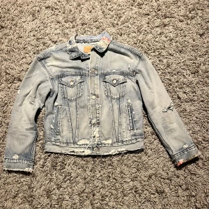 Ralph Laurent jeansjacka  - Jeansjacka från Denim & supply Ralph Lauren. Den är distressed med mening och har en cool patchwork av både ett blomtyg och ett camotyg M dam och passar som en xs herr! Pris är ej hugget i sten!