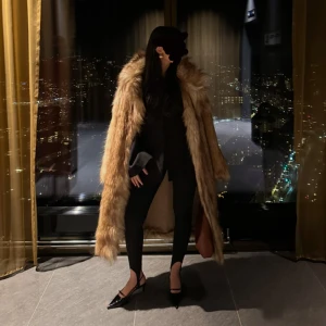 Pälsjacka - Säljer min mysiga fuskpälsjacka från Urban Outfitters. Den är endast använd en gång och i mycket gott skick.  Nypris: 139 € (cirka 1 500 kr) Material: 77 % akryl, 23 % polyester