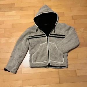 Grå stickad cardigan med foder  - Säljer en grå stickad cardigan med foder. Den är jätte varm och skön nu i vintern och kan användas som jacka. Den har en liten defekt på vänster arm,  men det är ingenting som man tänker på. 