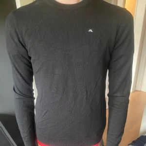 J. Lindberg tröja - Säljer min J. Lindeberg tröja pga att den har blivit för liten. Jag är 187 och den är liten på längden. 