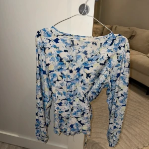 Blommig blus - En blommig blus som är använd en gång under ett firande jätte bra i skick inga defekter alls🤍