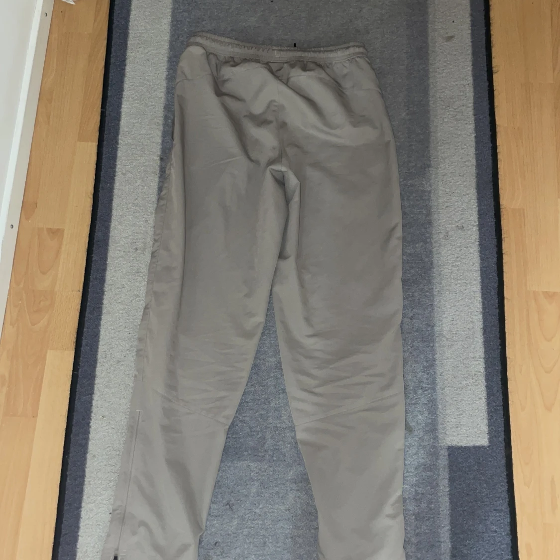 Beige träningsbyxor från Under Armour - 3