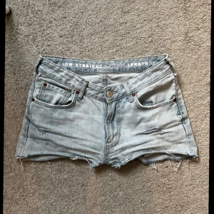 Ljusblå jeansshorts - Snygga ljusblå lågmidjade jeansshorts från Levi's, passar som XS/S💗