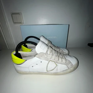 Philippe model - Säljer dessa riktigt snygga Philippe model skor, skorna är i mycket bra skick. Box medföljer och en rejäl tvätt vid köp! Öppen för frågor 🤩