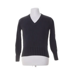 Svart ribbad tröja från GANT - Säljer en stilren svart ribbad tröja från GANT i 100% bomull. Tröjan har en v-ringad design och långa ärmar, perfekt för en klassisk look. Passar bra till både jeans och kjol. 🖤