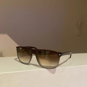 Ray-Ban Boyfriend - Snygga bruna solglasögon från Ray-Ban med en klassisk design. De har en stilren brun båge och tonade glas som ger ett coolt intryck. Perfekta för soliga dagar och en stilfull look.