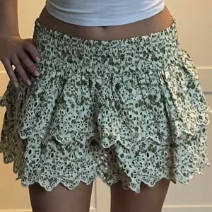 Zara grön kjol - Superfin slutsåld grön mönstrad kjol perfekt till sommaren från Zara🥰 i storlek XS