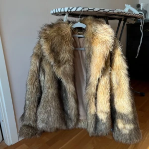 Brun pälsjacka - Pälsjacka från Gina, inga tecken på användning 