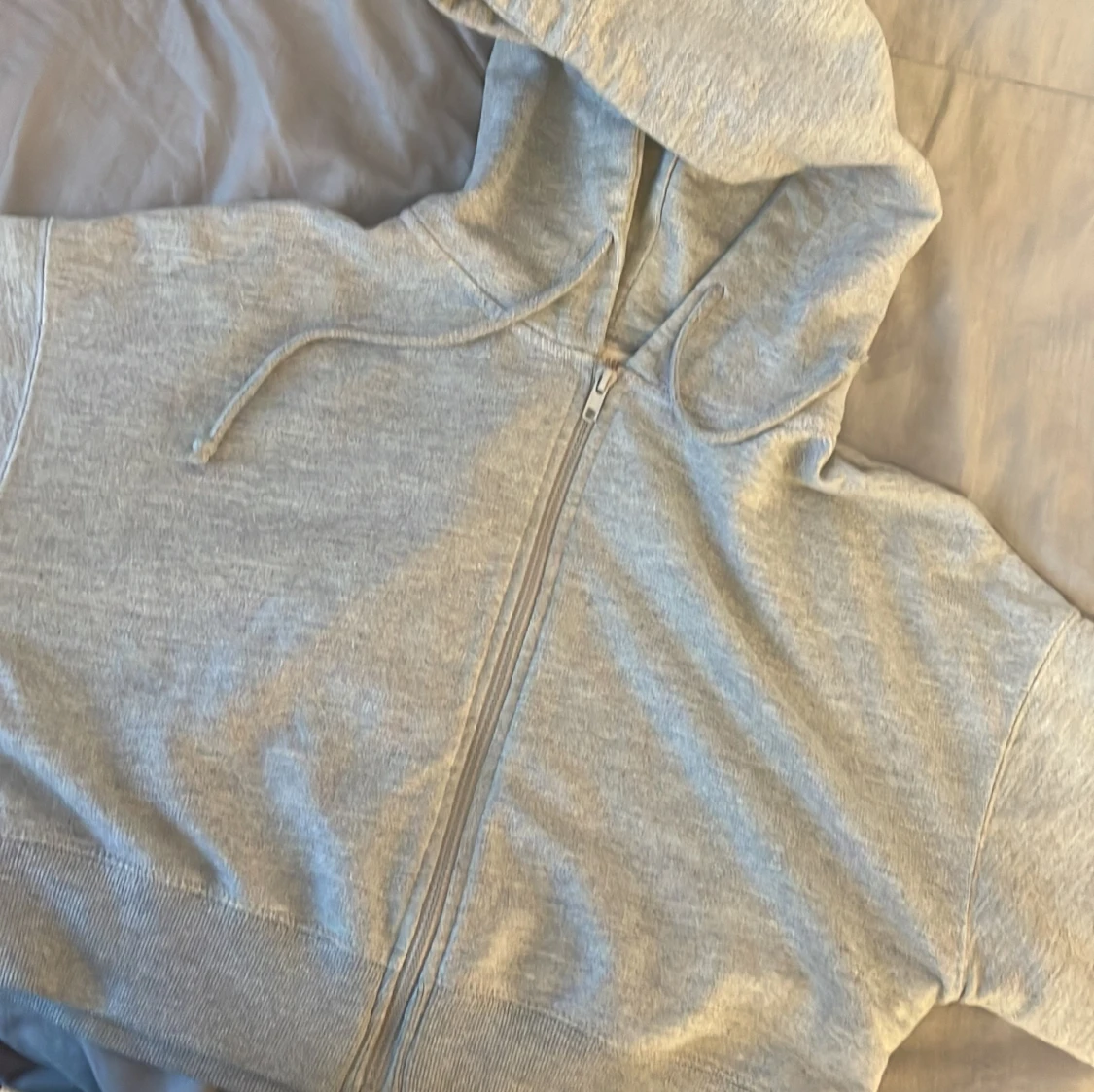 Grå hoodie från Pull&Bear med dragkedja