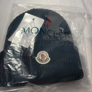 Svart ribbad mössa från Moncler - Svart mössa från moncler. Priset är inte hugget i sten. 