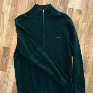 Gant Full Zip - Säljer en riktigt fet och stilren mörkgrön kofta från GANT med dragkedja framtill. || Endast avnvänd ett par gånger || är precis som ny|| Kan sänka pris vid snabb affär!😊 || Ny pris 1400kr