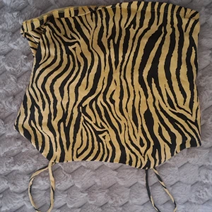 Zebramönstrad tubtopp - Säljer en cool zebramönstrad tubtopp! Använt ett par gånger